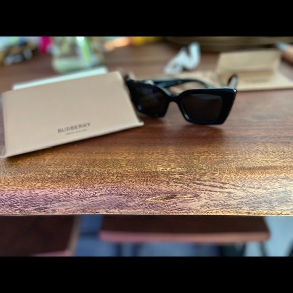 Burberry BE4344 DAISY Black/
EXCLUSIVE NEW
BURBERRY
BE4344 DAIS - Picture 9 of 13